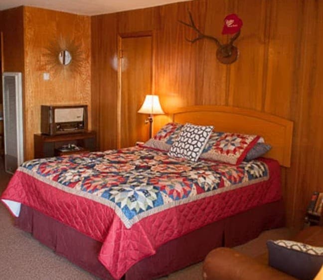queen bed Movie Cowboy room